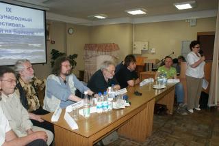 На фото: Гости фестиваля и ведущая Зав. Фондом редких книг Гуманитарного центра Педранова Л.В.